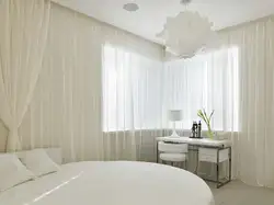 Белыя шторы ў інтэр'еры спальні