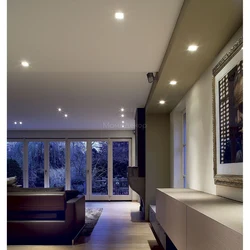 Точечные потолочные светильники в интерьере гостиной