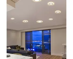 Точечные потолочные светильники в интерьере гостиной