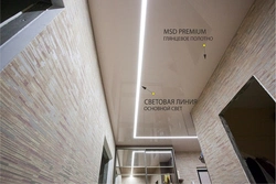 Натяжной потолок со световыми линиями фото в прихожей