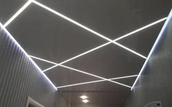 Натяжной потолок со световыми линиями фото в прихожей