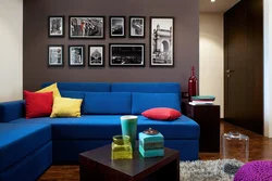 Синий диван в интерьере спальни