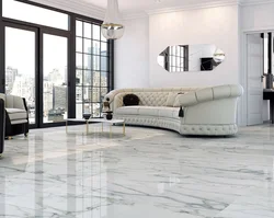 Белый мрамор на полу в интерьере гостиной