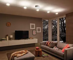 Tavan fotoşəkili oturma otağında lampalar