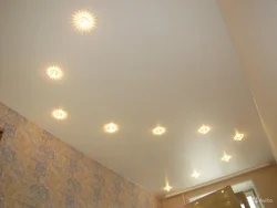 Yataq otağında işıq lampaları olan asma tavanların fotoşəkili