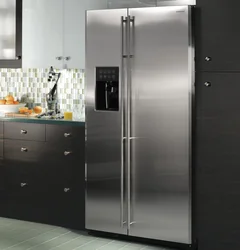 Двухстворчатый холодильник в интерьере кухни