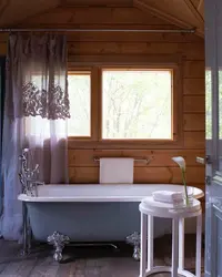 Дызайн ваннага пакоя ў драўлянай хаце з акном