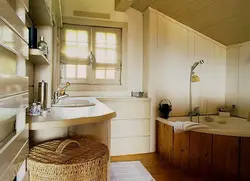 Дизайн ванной комнаты в деревянном доме с окном