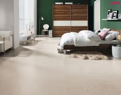 Интерьер спальни с плиткой на полу