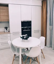 Белый кухонный стол в интерьере кухни