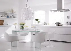 Белы кухонны стол у інтэр'еры кухні