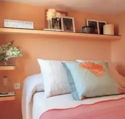 Полочка над кроватью в спальне фото
