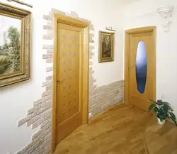 Прихожая и дверь у стены интерьер