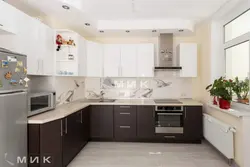 Бела цёмна карычневая кухня фота