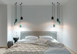 Один светильник над кроватью в спальне фото