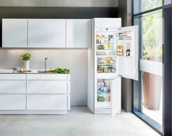 Отдельный холодильник на кухне фото