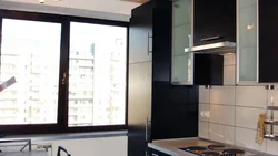 Кухня халадзільнік у акна фота дызайн