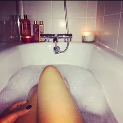 Фото ножки в ванной с пеной