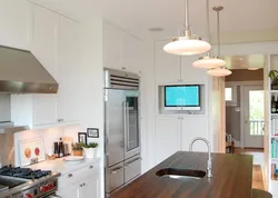 Дизайн небольшой кухни с телевизором