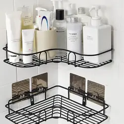 Interyerda shampunlar uchun zamonaviy hammom javonlari
