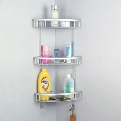 Interyerda shampunlar uchun zamonaviy hammom javonlari