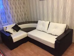 Қонақ бөлмесінің фотосуретіндегі кішкентай бұрыштық дивандар