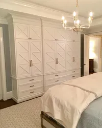 Встроенный шкаф в интерьере спальни