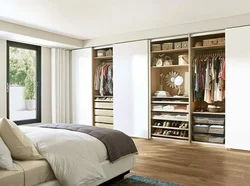 Встроенный шкаф в интерьере спальни