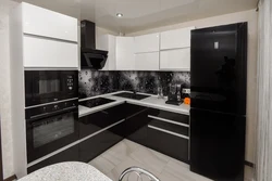 Кухня с черным холодильником дизайн фото