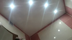 Vanna otağı fotoşəkilində asma tavanda işıq lampaları