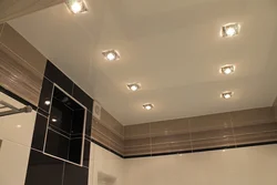 Лампочки в натяжном потолке в ванной фото