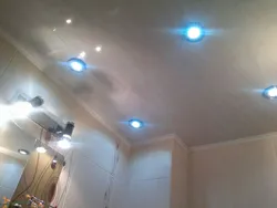 Лампочки в натяжном потолке в ванной фото