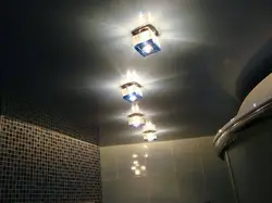 Vanna otağı fotoşəkilində asma tavanda işıq lampaları