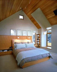 Мансардный потолок спальни фото