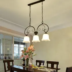 Современные люстры в кухне над столом фото