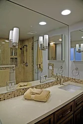Қабырғаға айнасы бар ванна бөлмесінің дизайны