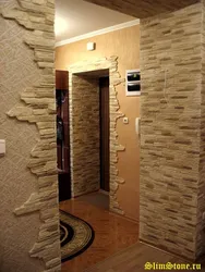 Dekorativ daş və divar kağızı fotoşəkili ilə koridor