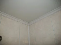 Plinth on the ceiling in the bathroom photo