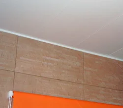 Vanna otağı fotoşəkilində tavanda plinth