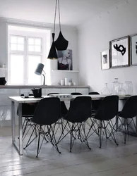 Чорныя стол і крэслы на кухні фота