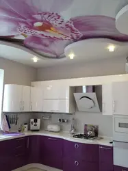 Фото натяжных потолков с цветами в кухне