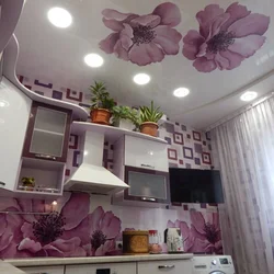 Фото натяжных потолков с цветами в кухне