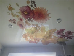 Photo of suspended ceilings with flowers in the kitchen