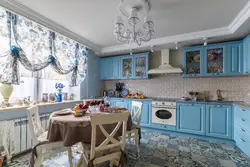 Блакітныя шторы ў інтэр'еры кухні фота