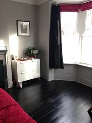 Черный пол в интерьере квартиры