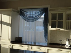 Дызайн штор у кухню з шырокім акном