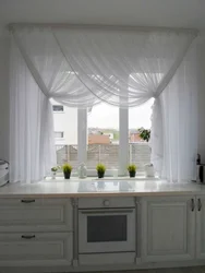 Дызайн штор у кухню з шырокім акном