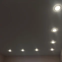 Yataq otağında asma tavan fotoşəkilində işıq lampalarının təşkili