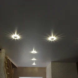 Расположение лампочек на натяжном потолке фото в спальне