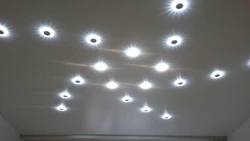 Расположение лампочек на натяжном потолке фото в спальне